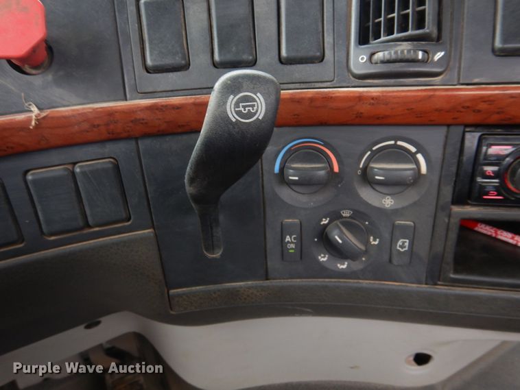 image for item DJ7413 2011 Volvo VHD  semi truck