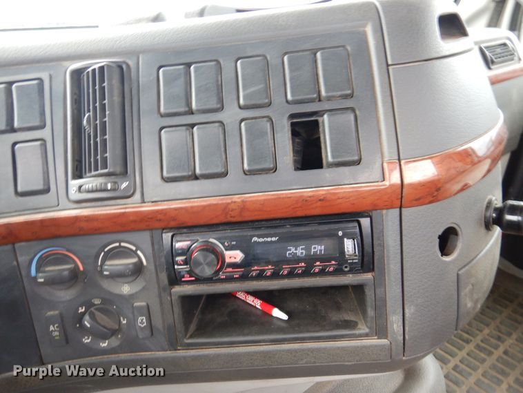 image for item DJ7413 2011 Volvo VHD  semi truck