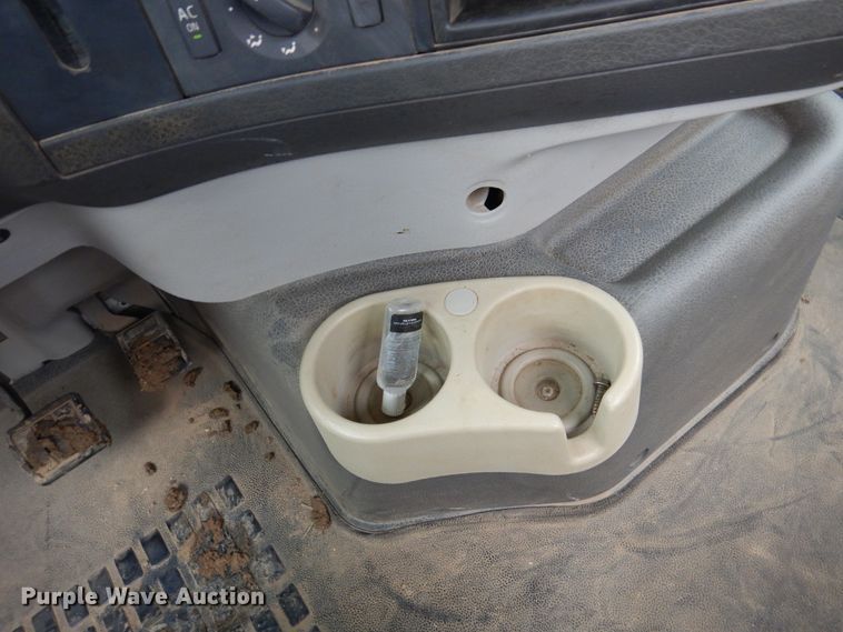 image for item DJ7413 2011 Volvo VHD  semi truck