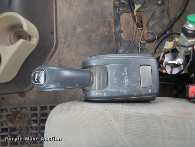 image for item DJ7413 2011 Volvo VHD  semi truck