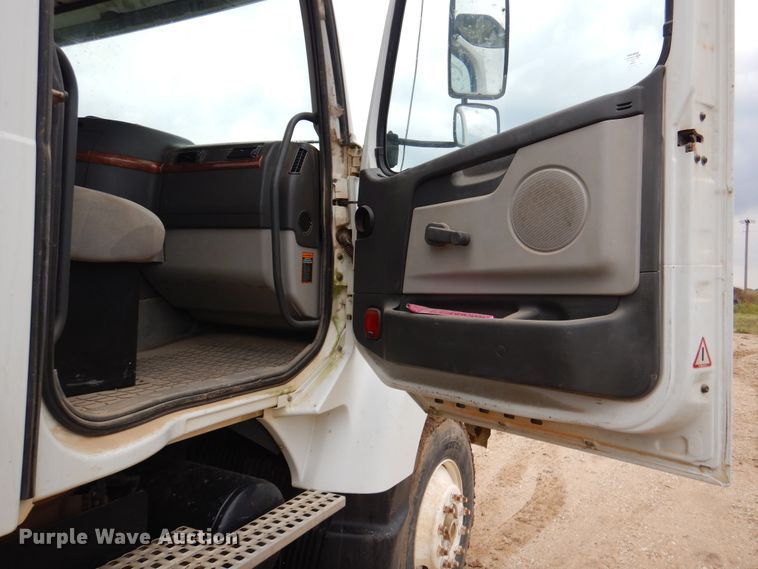 image for item DJ7413 2011 Volvo VHD  semi truck