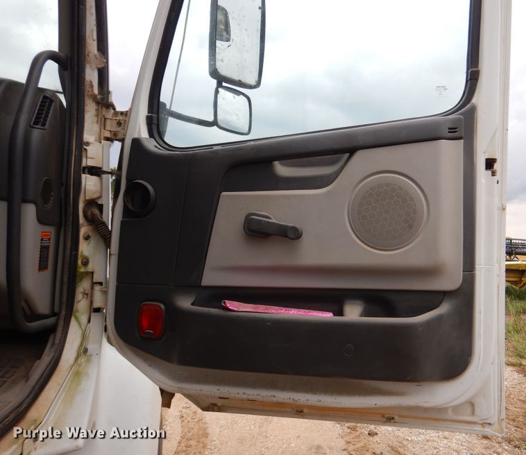 image for item DJ7413 2011 Volvo VHD  semi truck