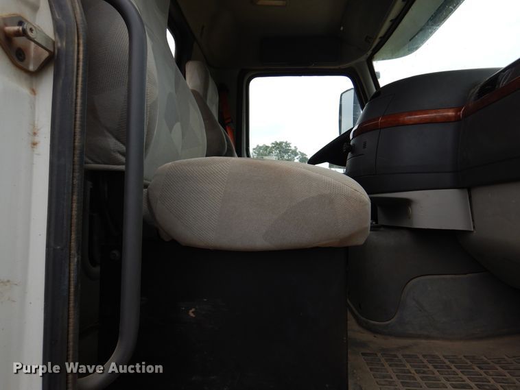 image for item DJ7413 2011 Volvo VHD  semi truck