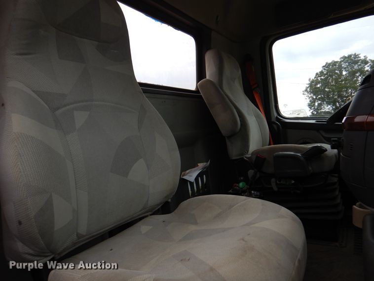 image for item DJ7413 2011 Volvo VHD  semi truck