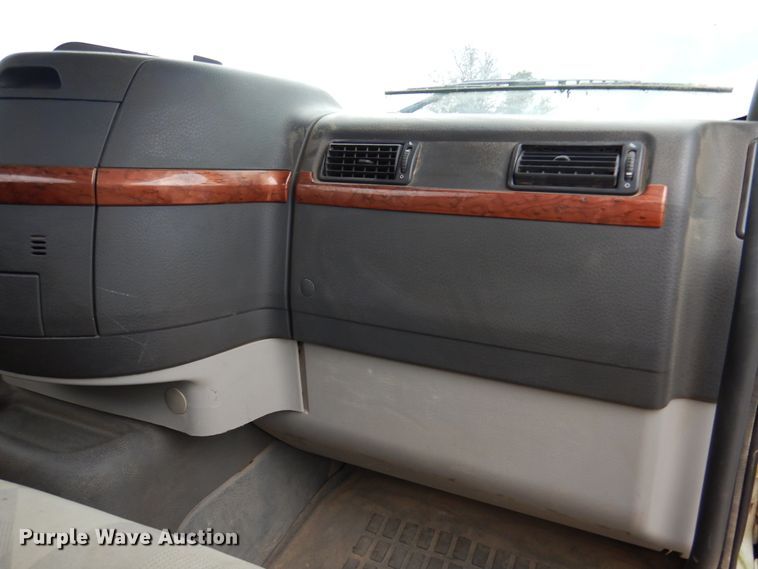 image for item DJ7413 2011 Volvo VHD  semi truck