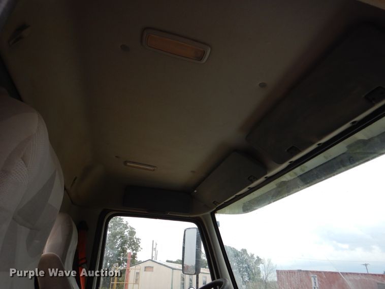 image for item DJ7413 2011 Volvo VHD  semi truck