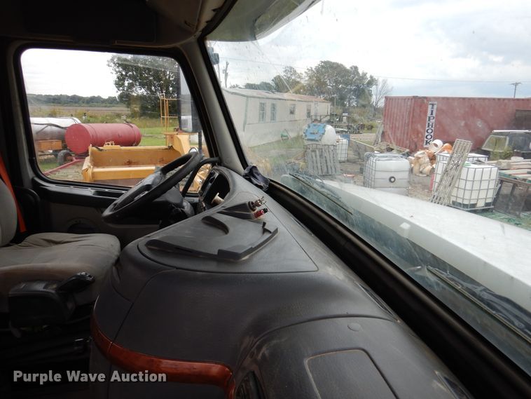 image for item DJ7413 2011 Volvo VHD  semi truck