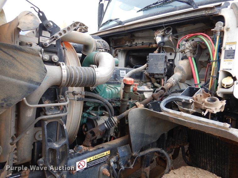 image for item DJ7413 2011 Volvo VHD  semi truck