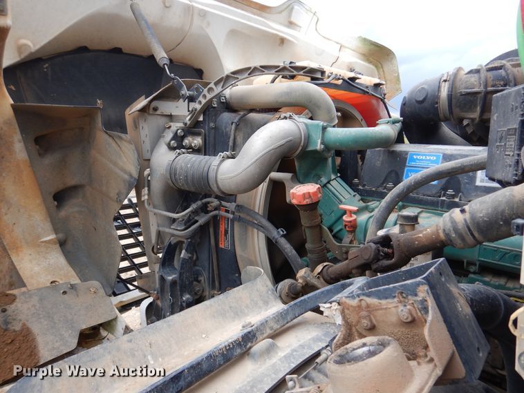 image for item DJ7413 2011 Volvo VHD  semi truck