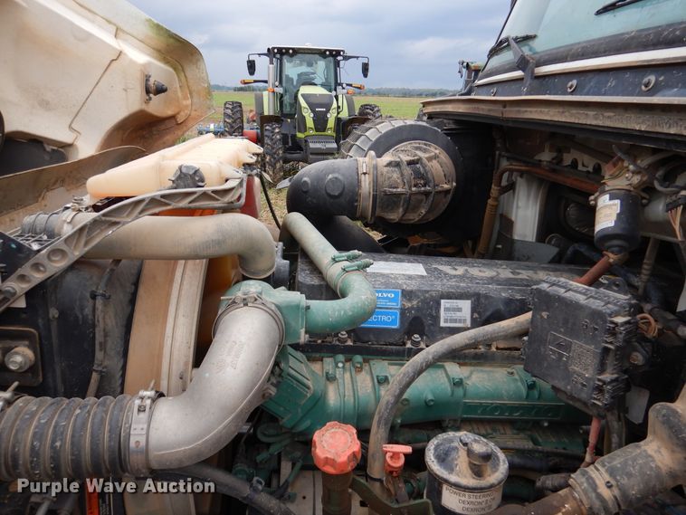 image for item DJ7413 2011 Volvo VHD  semi truck