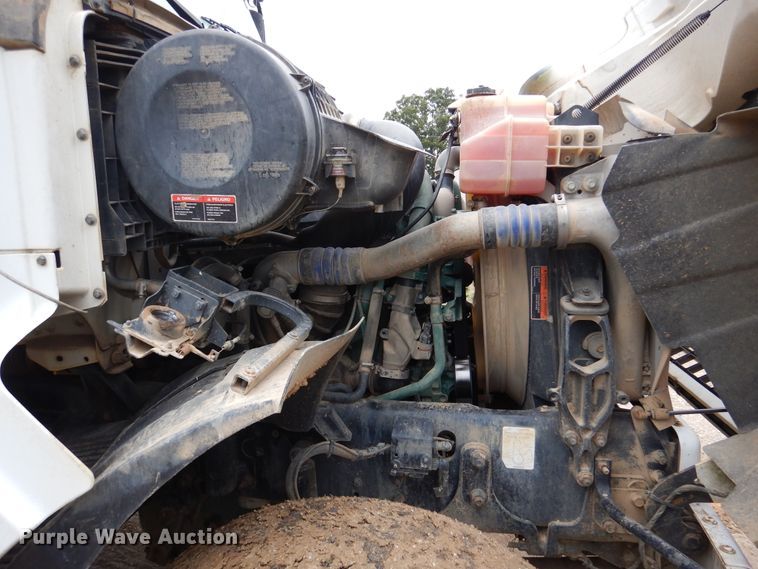 image for item DJ7413 2011 Volvo VHD  semi truck