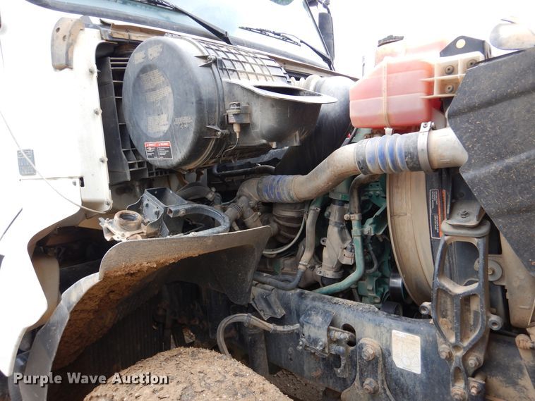 image for item DJ7413 2011 Volvo VHD  semi truck