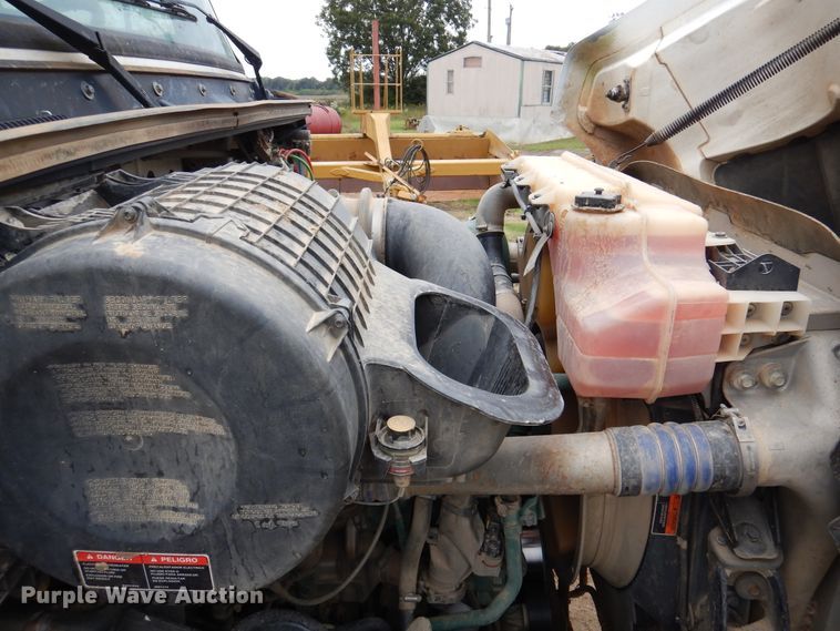 image for item DJ7413 2011 Volvo VHD  semi truck