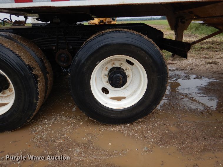 image for item DJ7413 2011 Volvo VHD  semi truck