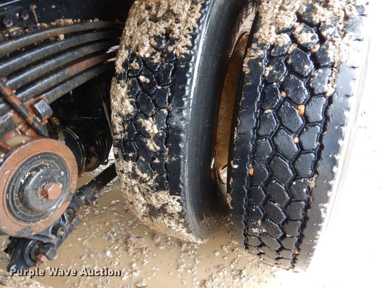 image for item DJ7413 2011 Volvo VHD  semi truck