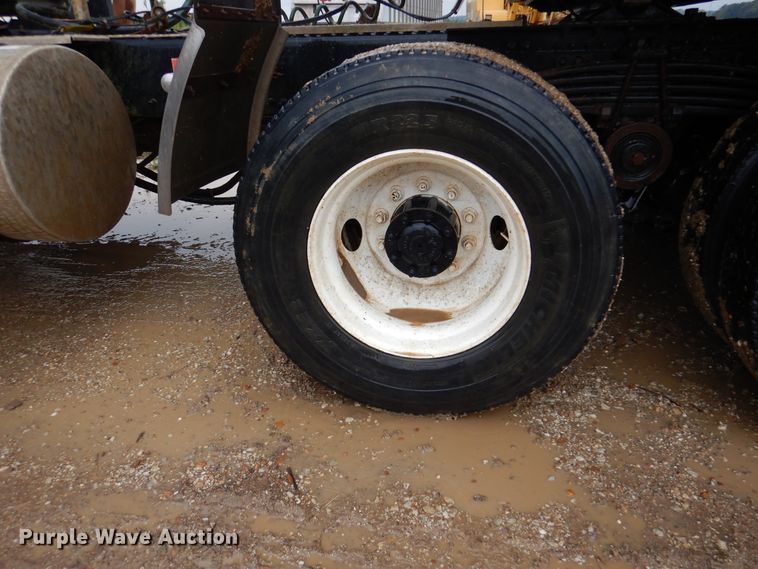 image for item DJ7413 2011 Volvo VHD  semi truck