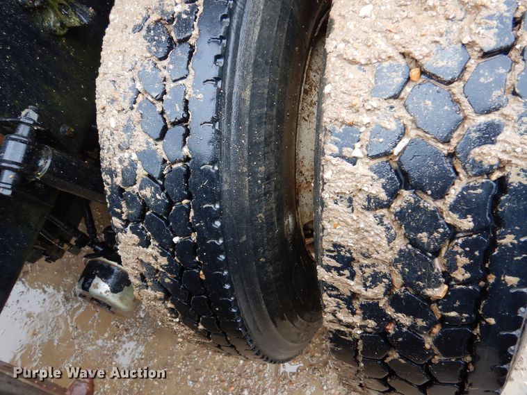 image for item DJ7413 2011 Volvo VHD  semi truck