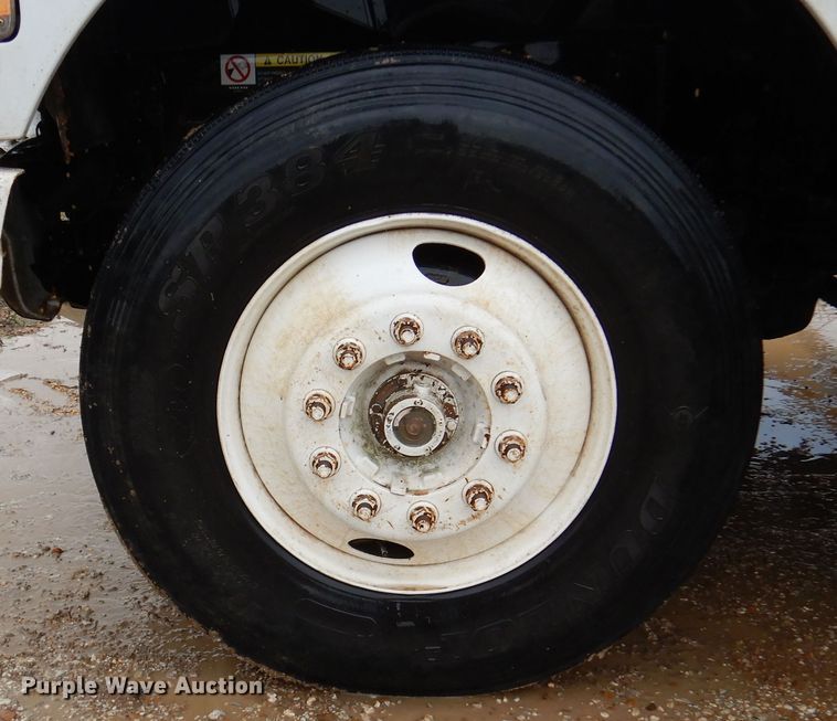 image for item DJ7413 2011 Volvo VHD  semi truck