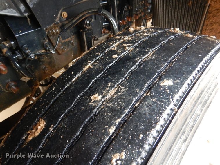 image for item DJ7413 2011 Volvo VHD  semi truck