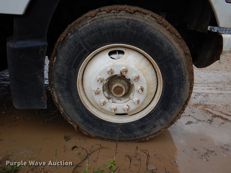 image for item DJ7413 2011 Volvo VHD  semi truck