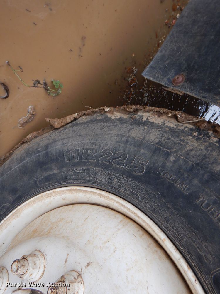 image for item DJ7413 2011 Volvo VHD  semi truck