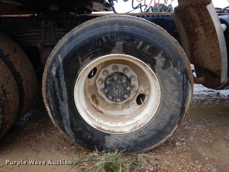 image for item DJ7413 2011 Volvo VHD  semi truck