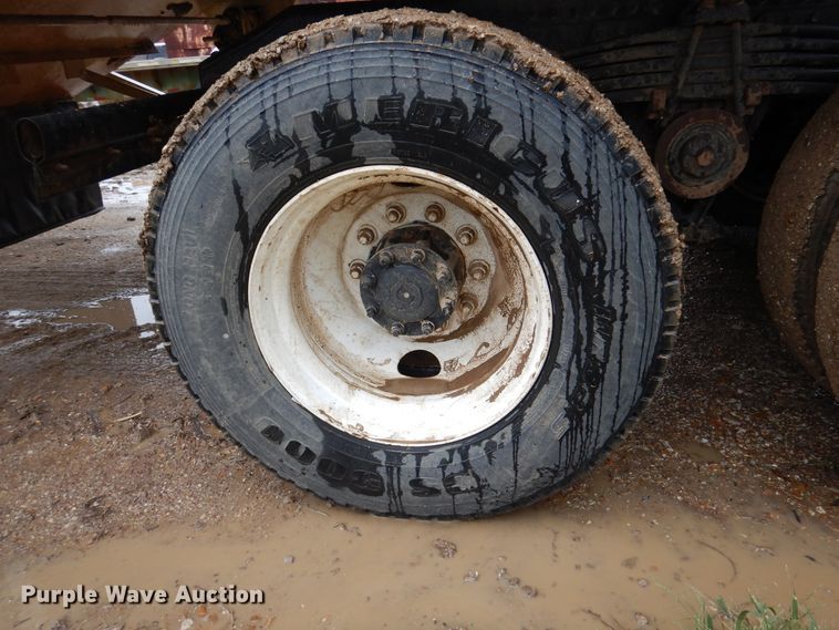 image for item DJ7413 2011 Volvo VHD  semi truck