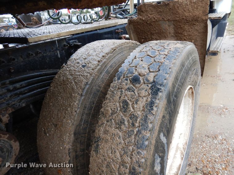 image for item DJ7413 2011 Volvo VHD  semi truck