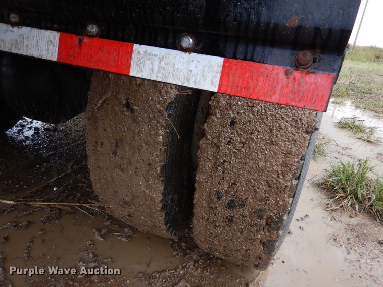 image for item DJ7413 2011 Volvo VHD  semi truck