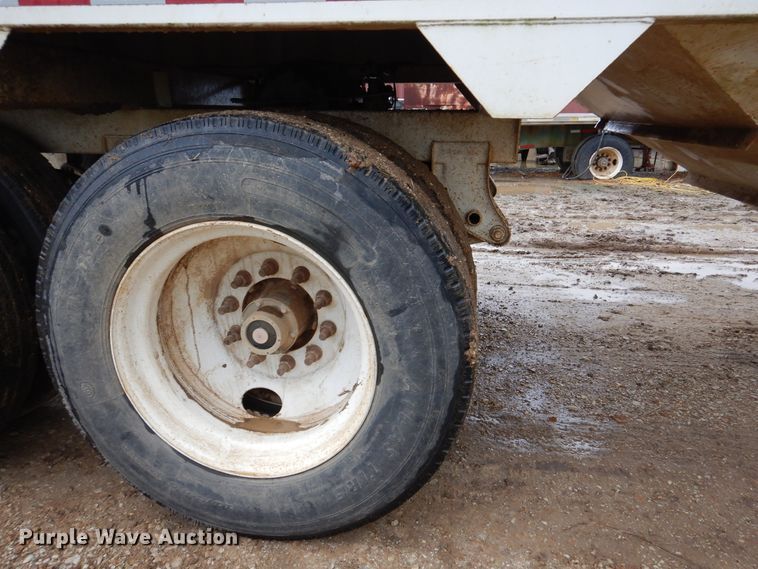 image for item DJ7413 2011 Volvo VHD  semi truck