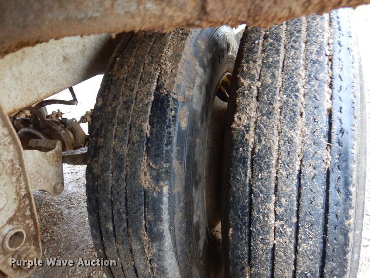 image for item DJ7413 2011 Volvo VHD  semi truck