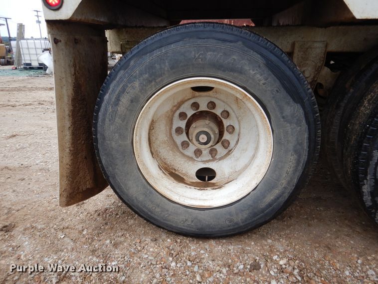 image for item DJ7413 2011 Volvo VHD  semi truck