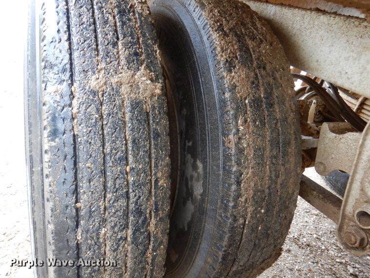 image for item DJ7413 2011 Volvo VHD  semi truck