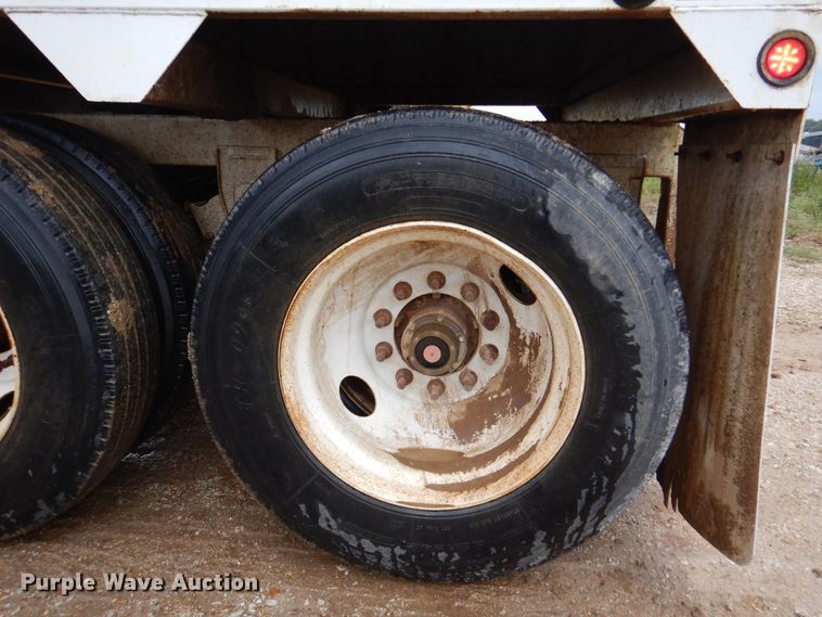 image for item DJ7413 2011 Volvo VHD  semi truck