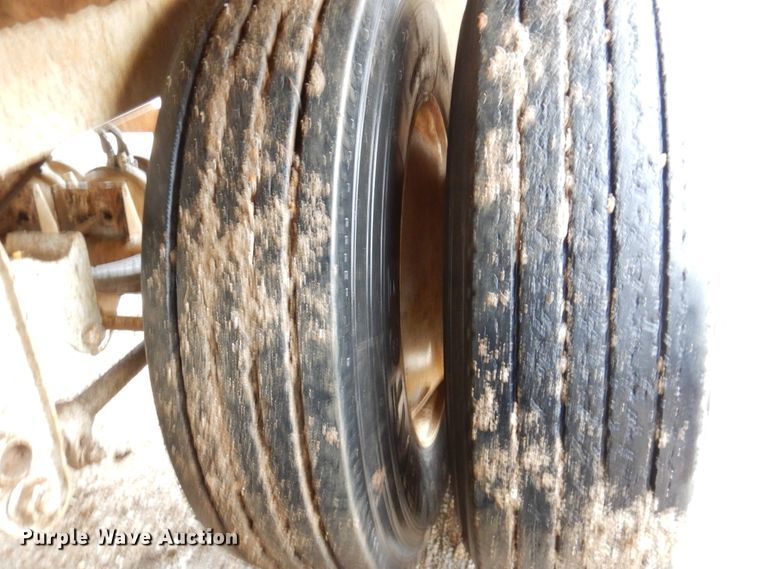 image for item DJ7413 2011 Volvo VHD  semi truck