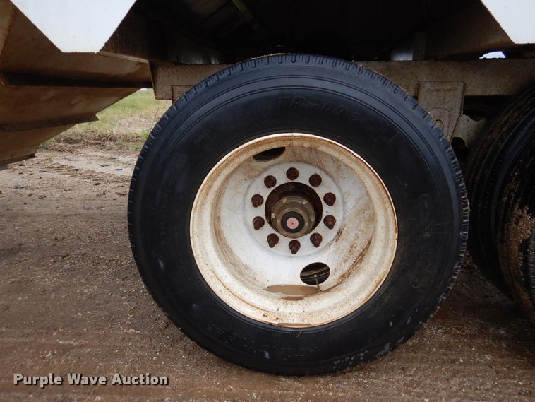 image for item DJ7413 2011 Volvo VHD  semi truck