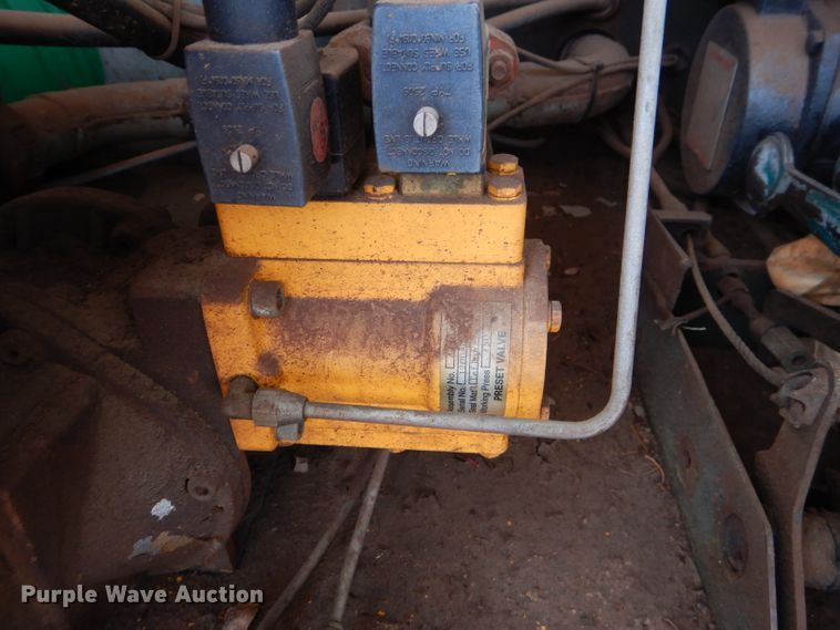 image for item DJ8875 2000 GMC C7500  fuel truck