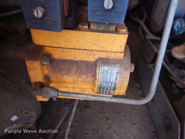 image for item DJ8875 2000 GMC C7500  fuel truck