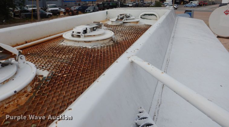 image for item DJ8875 2000 GMC C7500  fuel truck