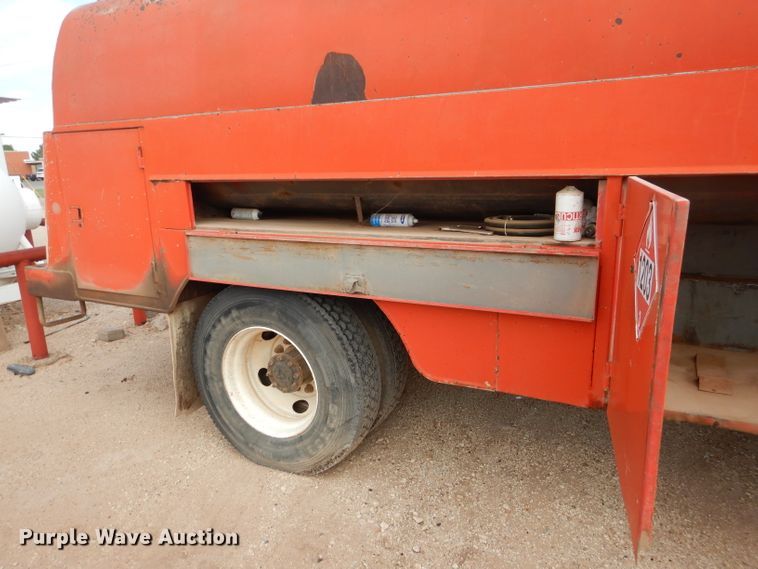 image for item DJ8876 1999 Chevrolet C7500  fuel truck