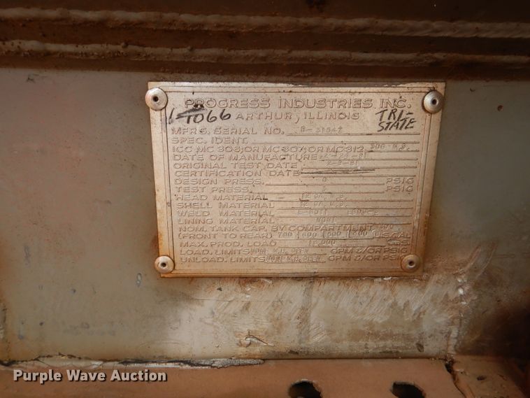 image for item DJ8876 1999 Chevrolet C7500  fuel truck