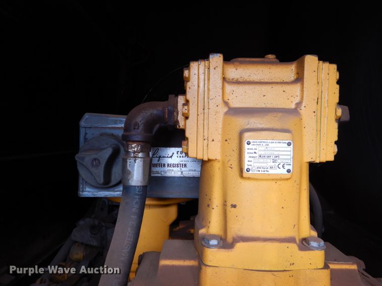 image for item DJ8876 1999 Chevrolet C7500  fuel truck