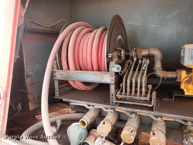 image for item DJ8876 1999 Chevrolet C7500  fuel truck