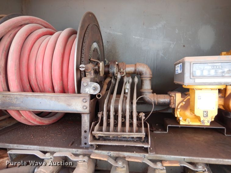 image for item DJ8876 1999 Chevrolet C7500  fuel truck