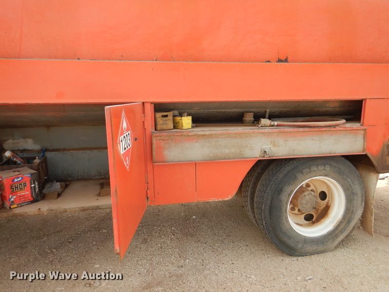 image for item DJ8876 1999 Chevrolet C7500  fuel truck