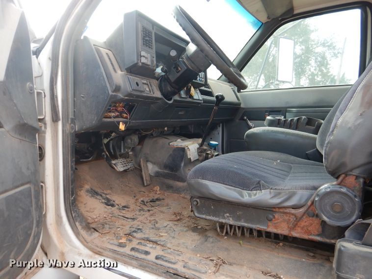 image for item DJ8876 1999 Chevrolet C7500  fuel truck