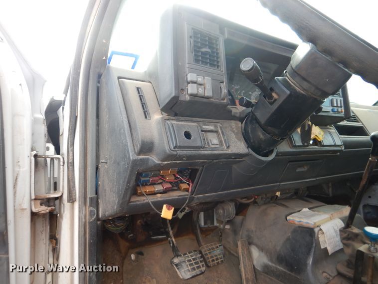 image for item DJ8876 1999 Chevrolet C7500  fuel truck