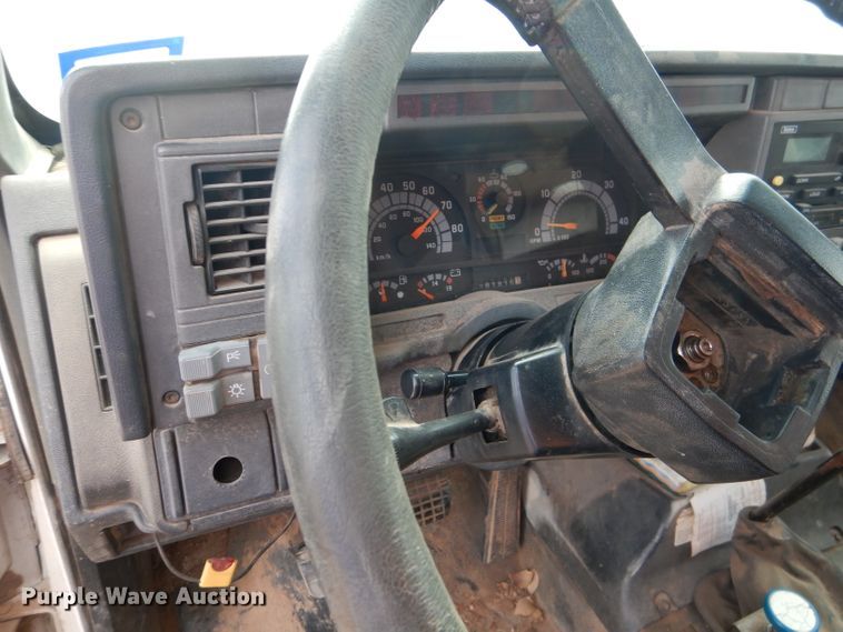 image for item DJ8876 1999 Chevrolet C7500  fuel truck