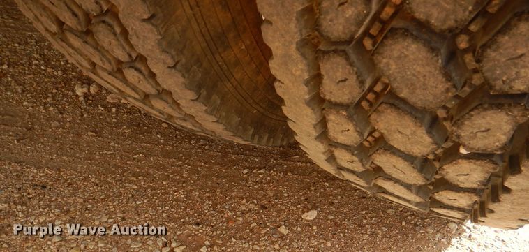 image for item DJ8876 1999 Chevrolet C7500  fuel truck