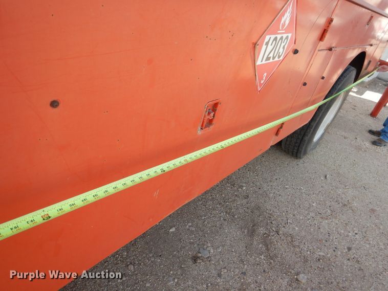 image for item DJ8876 1999 Chevrolet C7500  fuel truck